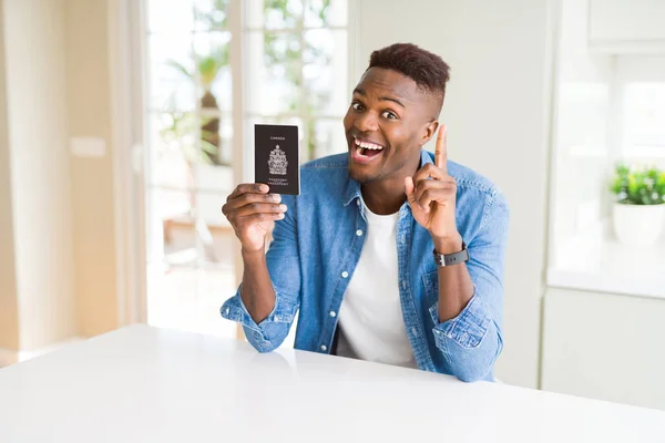 Afroamerický Muž Který Drží Kanadě Pas Kanady Byl Překvapen Myšlenkou — Stock fotografie