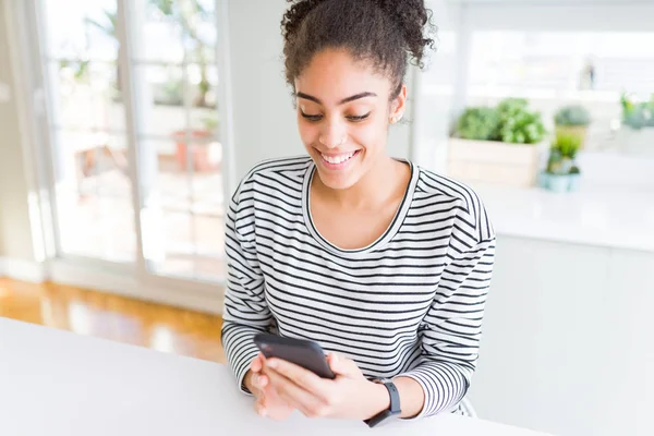 Jovem Afro Americana Usando Smartphone Mensagens Texto Com Rosto Feliz — Fotografia de Stock