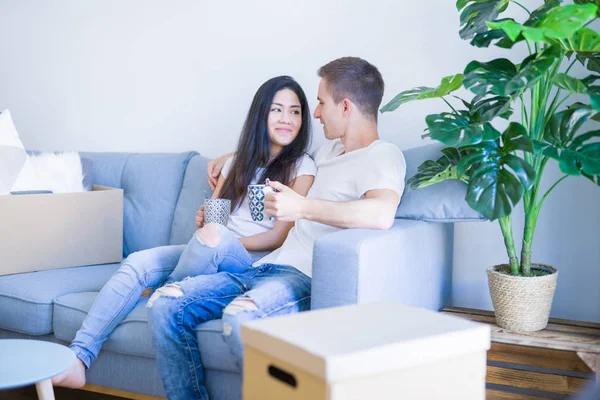 Junges Schönes Paar Sitzt Auf Dem Sofa Und Trinkt Kaffee — Stockfoto