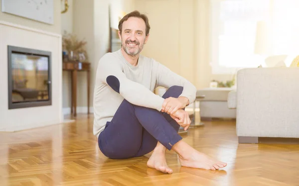 Bonito Homem Meia Idade Sentado Chão Sorrindo Para Câmera Casa — Fotografia de Stock