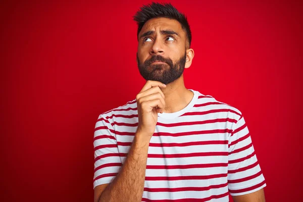 Jeune Homme Indien Portant Shirt Rayé Debout Sur Fond Rouge — Photo