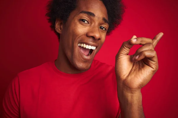 Mladý Americký Muž Ochlupenou Srstí Stojící Osamělém Červeném Pozadí Velmi — Stock fotografie