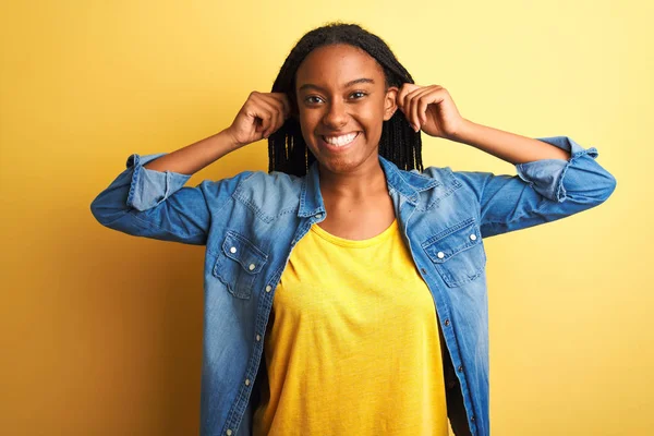 Jonge Afro Amerikaanse Vrouw Met Denim Shirt Geïsoleerde Gele Achtergrond — Stockfoto