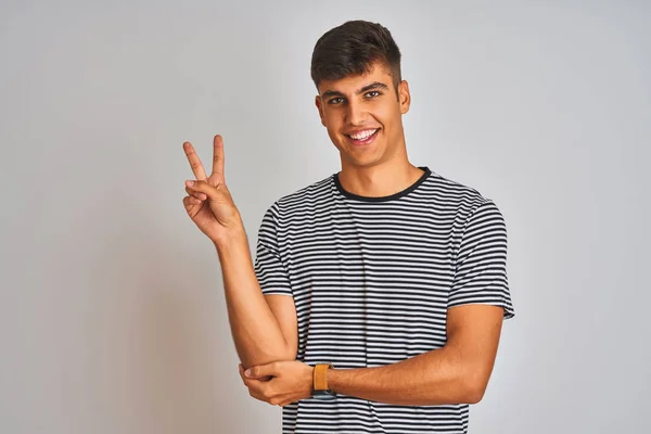 Hombre Joven Indio Con Camiseta Rayas Marina Pie Sobre Fondo —  Fotos de Stock