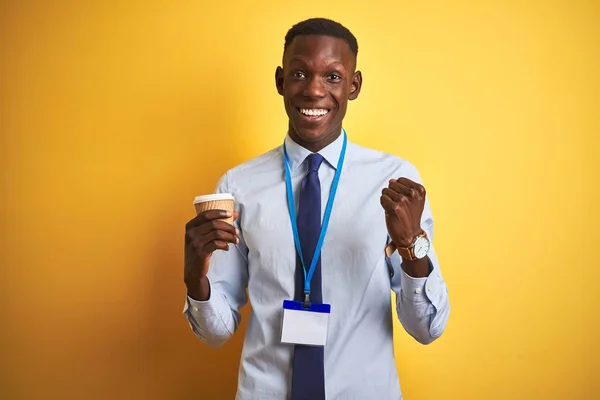 Empresario Afroamericano Usando Bebiendo Café Sobre Fondo Amarillo Aislado Gritando —  Fotos de Stock