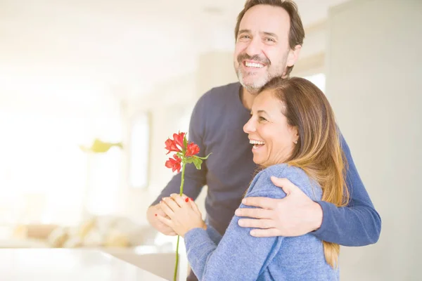 Romantiska Medelålders Par Hålla Blommor Kärlek Hemma — Stockfoto