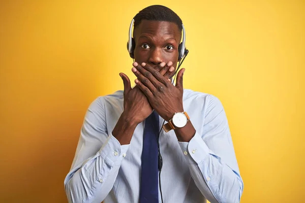 Hombre Operador Afroamericano Que Trabaja Con Auriculares Sobre Fondo Amarillo —  Fotos de Stock