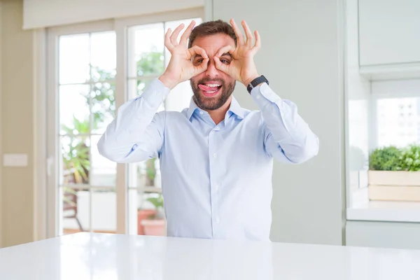 Bonito Homem Negócios Fazendo Gesto Como Binóculos Furando Língua Para — Fotografia de Stock