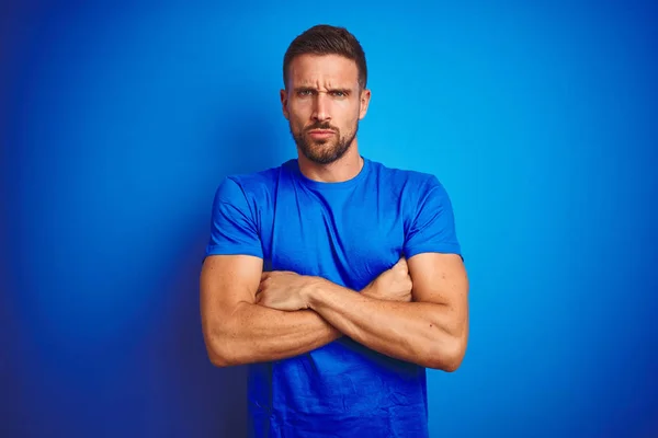 Joven Hombre Guapo Con Camiseta Casual Sobre Fondo Azul Aislado — Foto de Stock