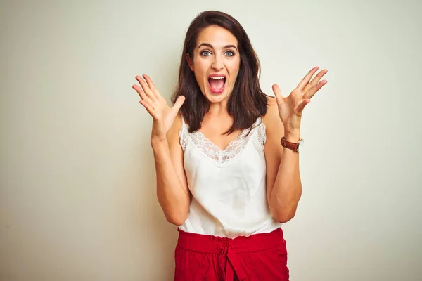 Giovane Bella Donna Indossa Shirt Piedi Sopra Sfondo Bianco Isolato — Foto Stock