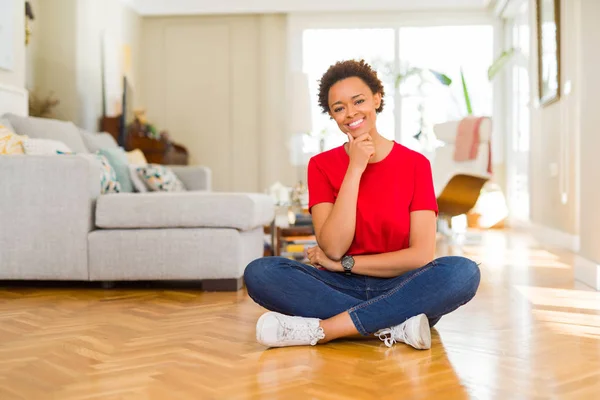 Jovem Mulher Americana Africana Bonita Sentada Chão Casa Olhando Confiante — Fotografia de Stock
