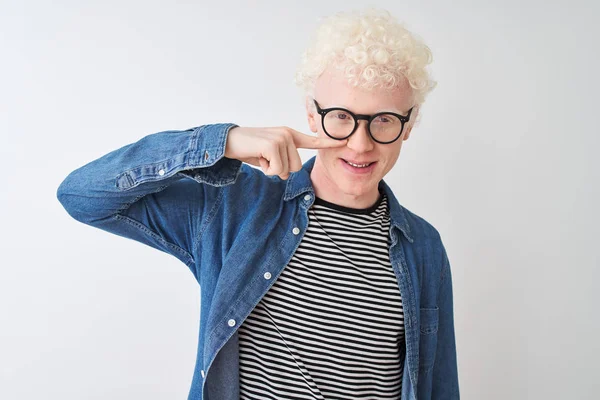 Ung Albino Blond Mann Med Denim Skjorte Briller Isolert Hvit – stockfoto