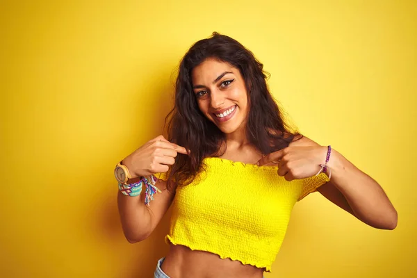 Mujer Hermosa Joven Con Camiseta Casual Pie Sobre Fondo Amarillo —  Fotos de Stock
