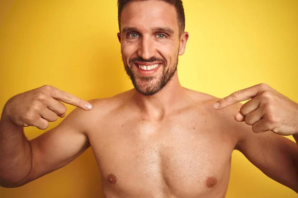 Sexy Joven Hombre Sin Camisa Mostrando Pecho Fitness Desnudo Sobre — Foto de Stock