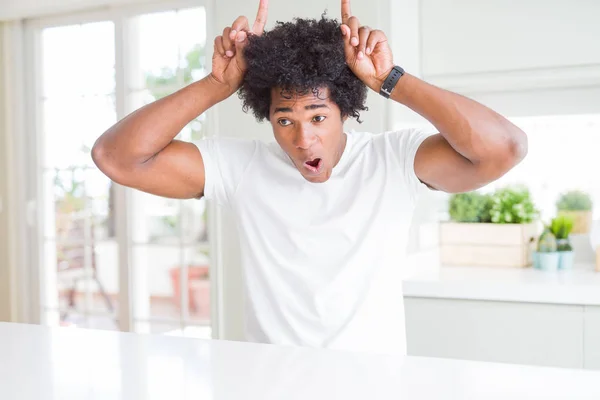 Jonge African American Man Dragen Casual Wit Shirt Zittend Thuis — Stockfoto
