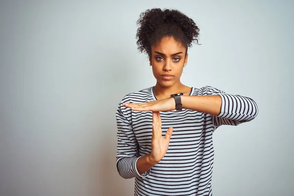 Donna Afroamericana Che Indossa Shirt Righe Blu Navy Piedi Sopra — Foto Stock