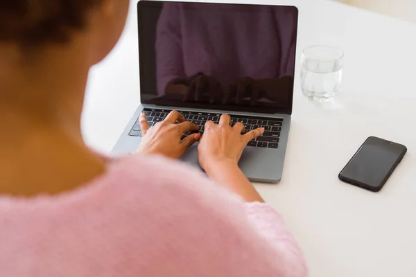Nahaufnahme einer jungen Frau beim Tippen mit dem Laptop — Stockfoto