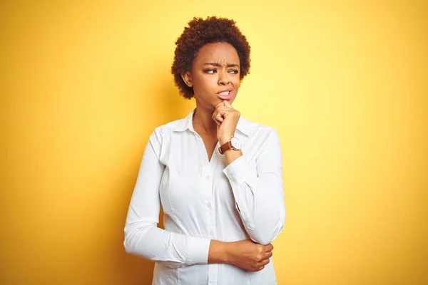 African American Business Vrouw Geïsoleerde Gele Achtergrond Denken Bezorgd Een — Stockfoto