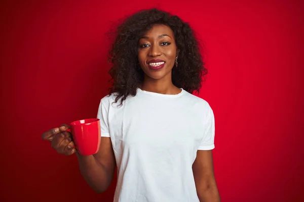 Mujer Afroamericana Joven Bebiendo Taza Café Sobre Fondo Rojo Aislado — Foto de Stock