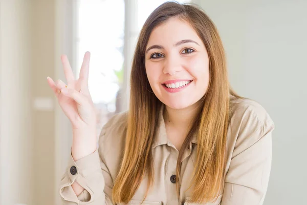 Vacker Ung Kvinna Hemma Leende Med Glada Ansikte Blinkningar Vid — Stockfoto