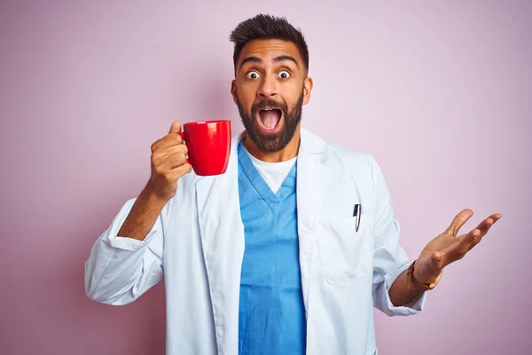 Junger Indischer Arzt Trinkt Tasse Kaffee Vor Isoliertem Rosa Hintergrund — Stockfoto