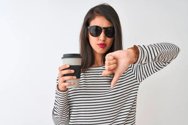 Kinesisk Kvinna Bär Solglasögon Dricka Bort Kaffe Över Isolerad Vit — Stockfoto