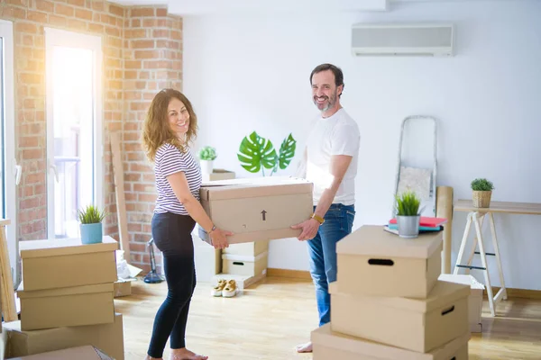 Medelålders Senior Par Flyttar Till Ett Nytt Hus Hålla Kartong — Stockfoto