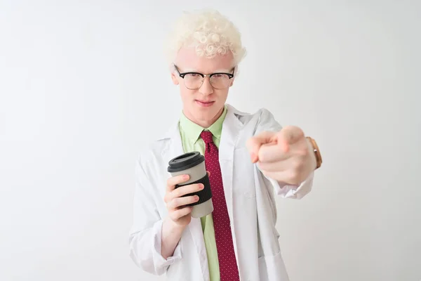 Albino Vetenskapsman Bär Glasögon Dricka Bort Kaffe Över Isolerad Vit — Stockfoto