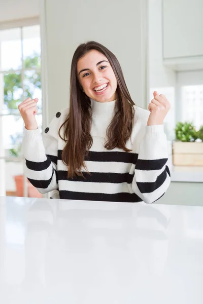 Mulher Bonita Vestindo Listras Camisola Comemorando Surpreso Espantado Com Sucesso — Fotografia de Stock