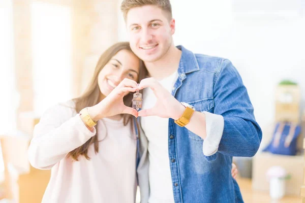 Bonito Jovem Casal Abraçando Amor Mostrando Chaves Nova Casa Sorrindo — Fotografia de Stock