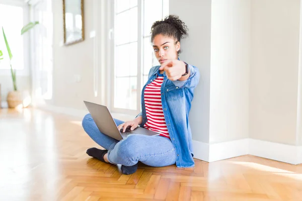 Joven Mujer Afroamericana Sentada Suelo Usando Computadora Portátil Señalando Con —  Fotos de Stock