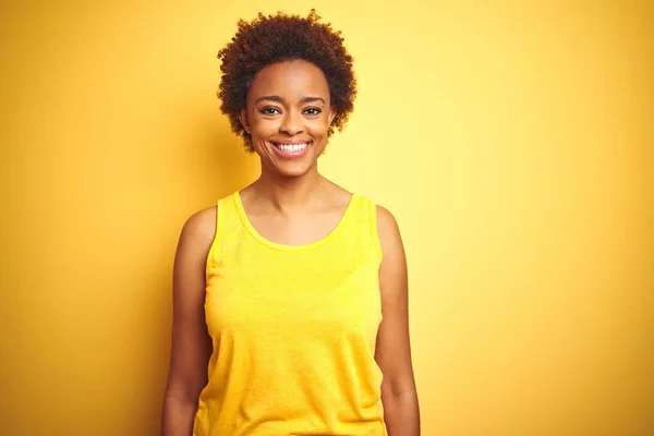 Beauitul Mulher Americana Africana Vestindo Camiseta Verão Sobre Fundo Amarelo — Fotografia de Stock