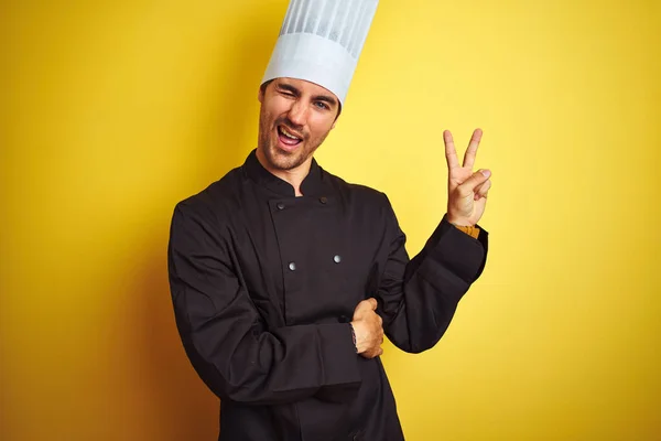 Joven Chef Vestido Uniforme Sombrero Pie Sobre Fondo Amarillo Aislado — Foto de Stock