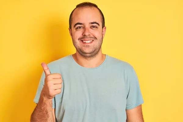 Ung Man Bär Grön Casual Shirt Stående Över Isolerad Gul — Stockfoto