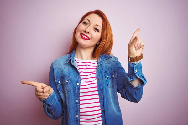 Schöne Rothaarige Frau Jeanshemd Und Gestreiftem Shirt Über Isoliertem Rosa — Stockfoto