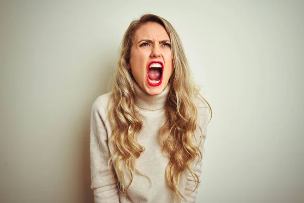 배경에 터틀넥 스웨터를 아름다운 여성은 분노와 분노로 외치며 좌절하고 분노하며 — 스톡 사진