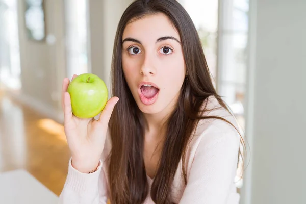 Piękna Młoda Kobieta Jedzenie Zdrowe Zielone Jabłko Owoce Przestraszony Szoku — Zdjęcie stockowe