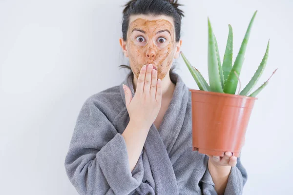 Krásná Žena Nosí Kosmetickém Obličeji Masku Jako Péči Krásu Drží — Stock fotografie