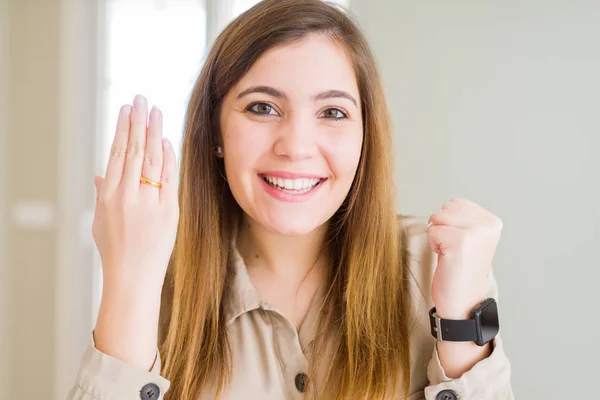 Beautiful Young Woman Showing Alliance Ring Hand Screaming Proud Celebrating — Stok fotoğraf