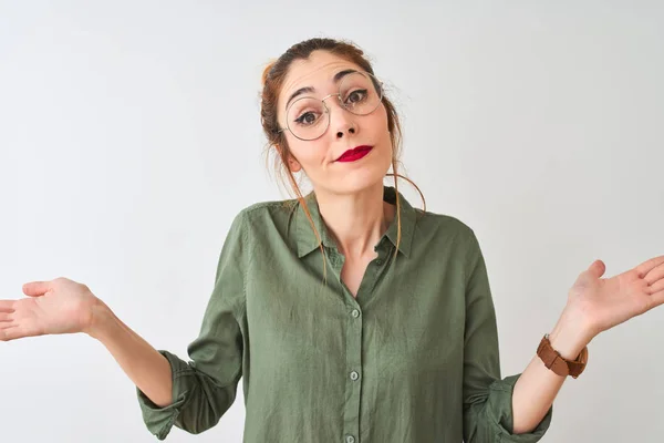 Donna Rossa Che Indossa Camicia Verde Occhiali Piedi Sopra Isolato — Foto Stock