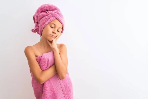 美丽的女孩穿着淋浴毛巾洗澡后站在孤立的白色背景思考看起来疲倦和无聊的抑郁症问题交叉手臂 — 图库照片