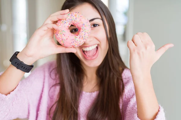 Bella Giovane Donna Mangiare Gocce Cioccolato Rosa Ciambella Puntando Mostrando — Foto Stock