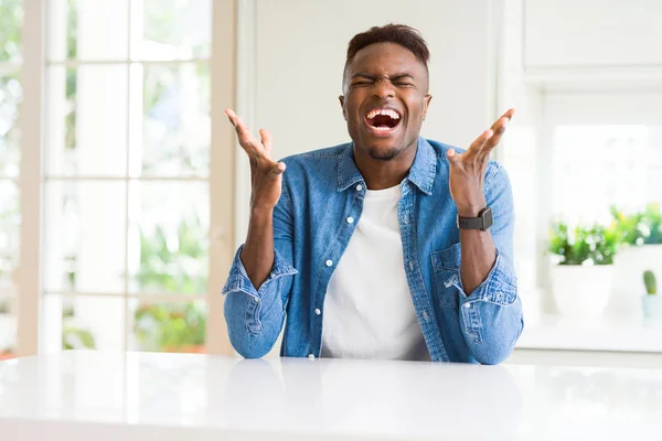 Knappe Afro Amerikaanse Man Thuis Viert Gek Gek Voor Succes — Stockfoto