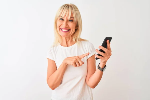 Femme Âge Moyen Utilisant Smartphone Debout Sur Fond Blanc Isolé — Photo