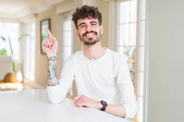 Hombre Joven Con Camisa Casual Sentado Mesa Blanca Con Una — Foto de Stock