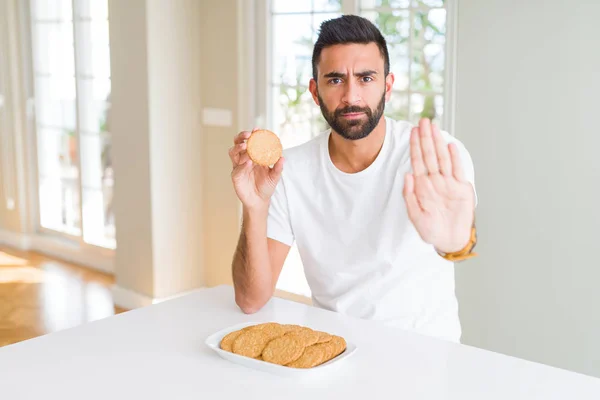 Όμορφος Ισπανός Που Τρώει Υγιεινά Μπισκότα Ολικής Άλεσης Ανοιχτό Χέρι — Φωτογραφία Αρχείου