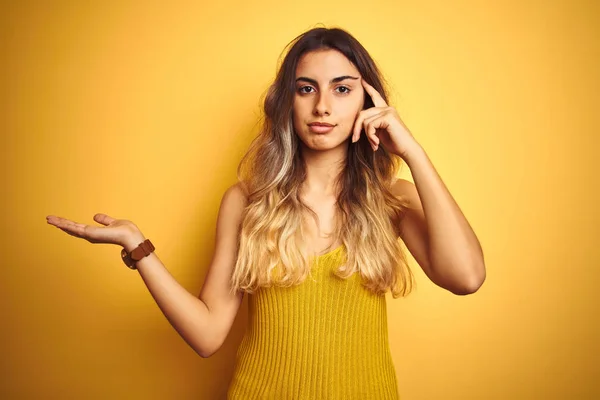 Jonge Mooie Vrouw Dragen Shirt Gele Geïsoleerde Achtergrond Verward Geïrriteerd — Stockfoto