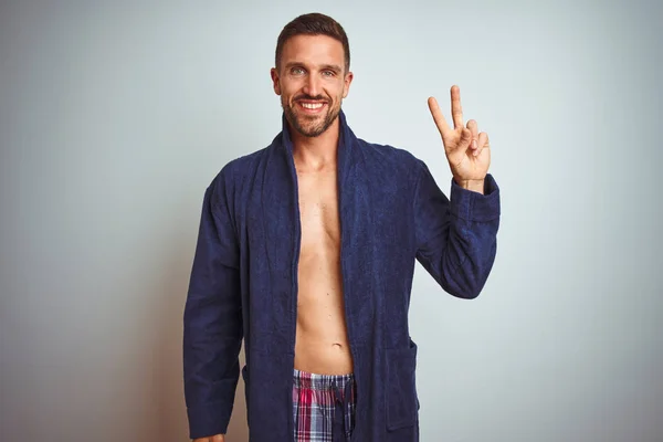 Hombre Sexy Sin Camisa Con Pijamas Cómodos Bata Sobre Fondo — Foto de Stock