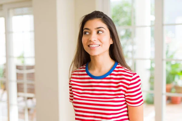 Schöne Brünette Frau Lächelt Fröhlich Sieht Glücklich Und Positiv Aus — Stockfoto