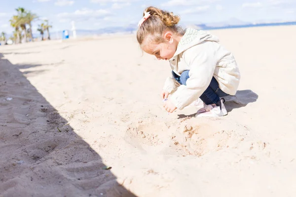 Beautiful Toddler Child Girl Wearing Jacket Playing Sand Beach — Stock Photo, Image